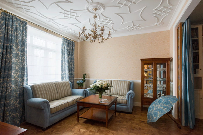 stucwerkdecoratie op een beschilderd plafond