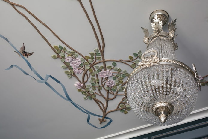 stucwerkdecoratie in de vorm van bloemen op het plafond