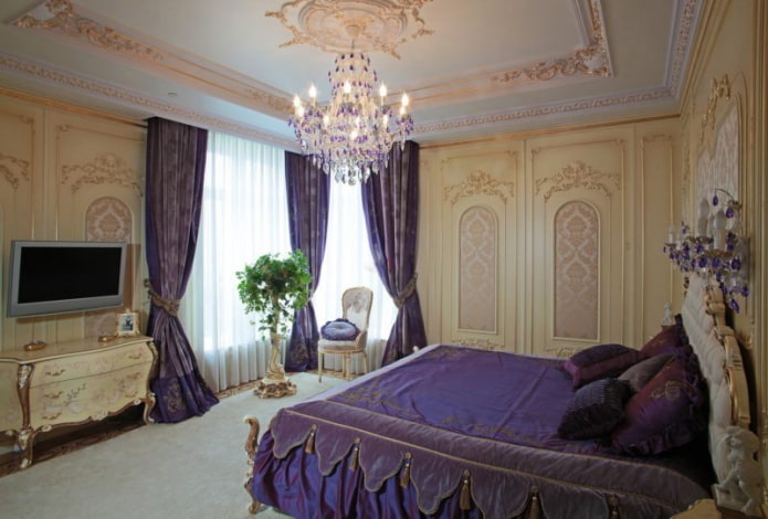 stucwerkdecoratie op het plafond in de slaapkamer
