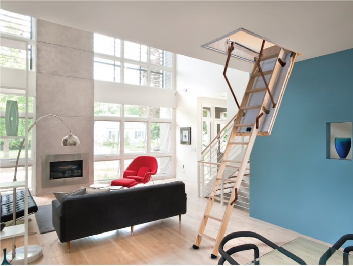 opvouwbare ladder in het interieur van een priv?woning