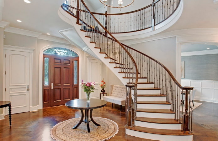 vormen van trappen in het interieur van het huis