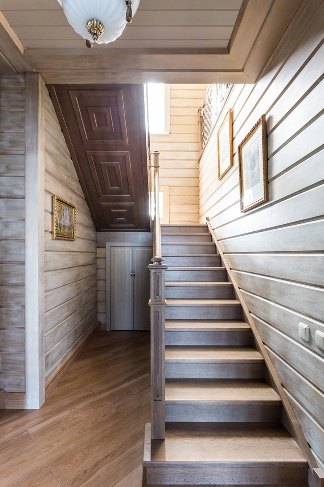 houten trap in het interieur van een priv?woning