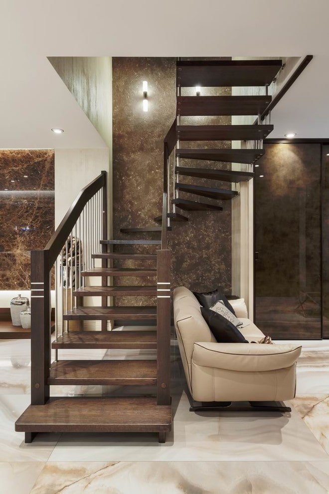 houten trap in het interieur van een priv?woning