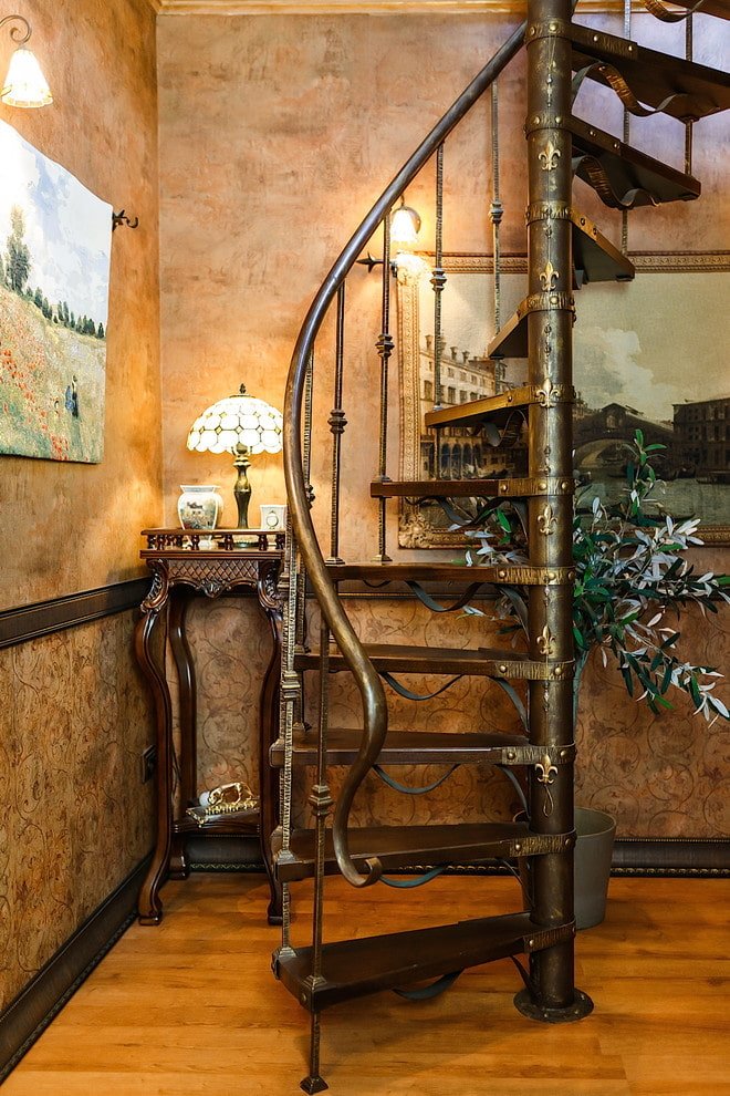 metalen trap in het interieur van een priv?woning