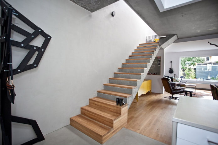 betonnen trap in het interieur van een priv?woning