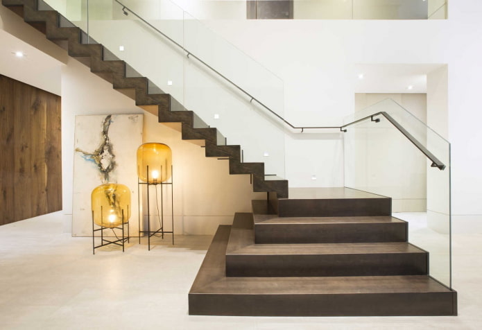 stenen trap in het interieur van een priv?woning