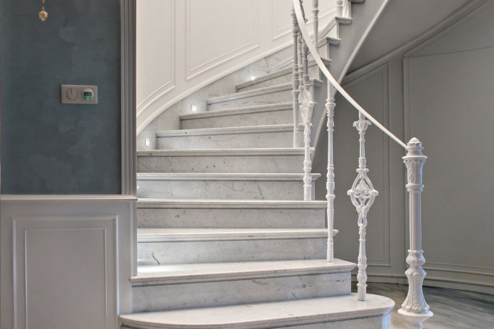 stenen trap in het interieur van een priv?woning