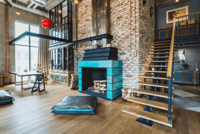 trap in het interieur van het huis in loftstijl