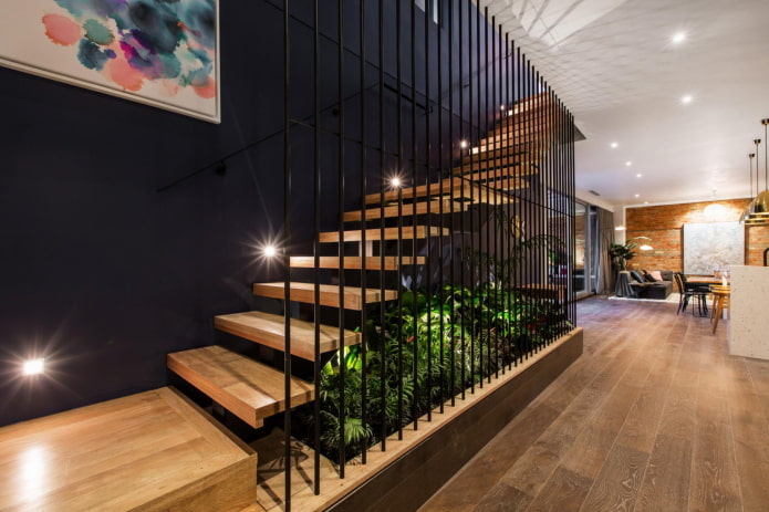 trap in het interieur van het huis in loftstijl