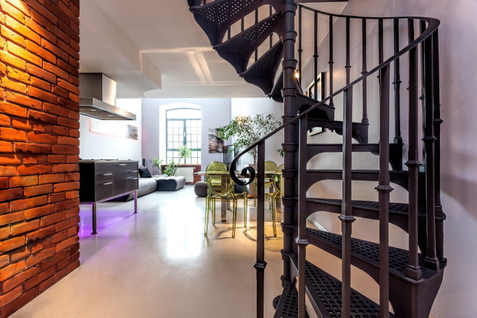 trap in het interieur van het huis in loftstijl