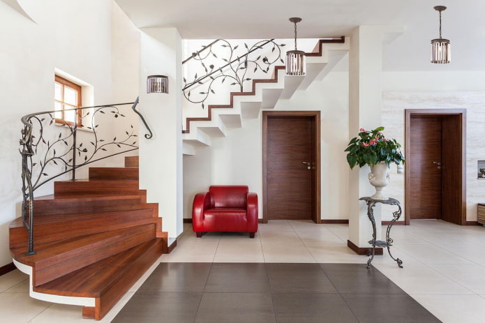 trap in de hal in het interieur van een priv?woning