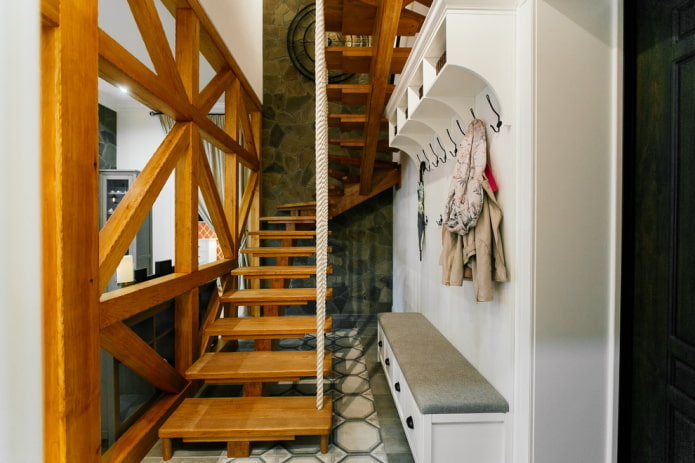 trap in de gang in het interieur van een priv?woning