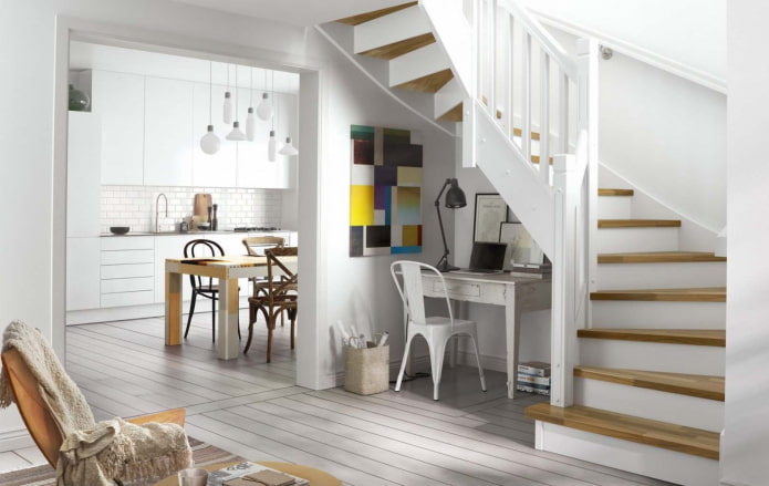 trap in het interieur van een huis in Scandinavische stijl