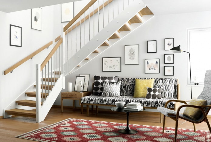 trap in het interieur van een huis in Scandinavische stijl