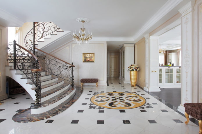 trap in het interieur van een huis in een klassieke stijl