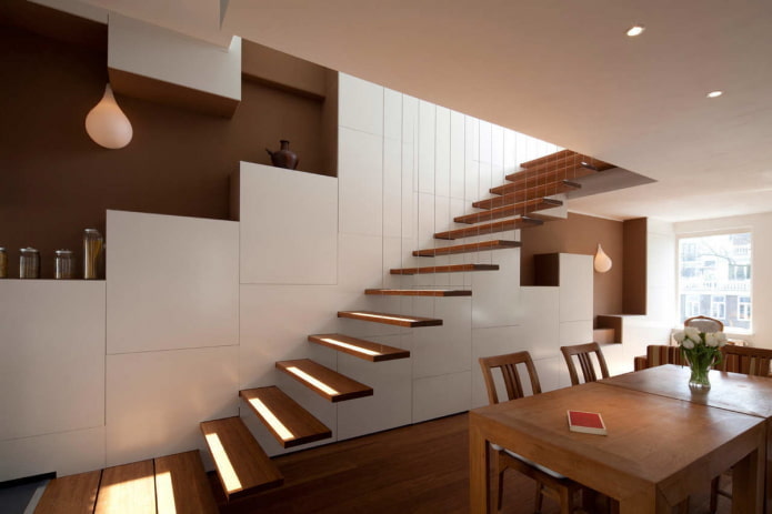 trap in het interieur van een huis in hightech-stijl