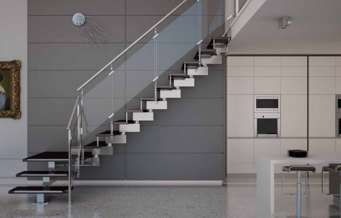 trap in het interieur van een huis in hightech-stijl