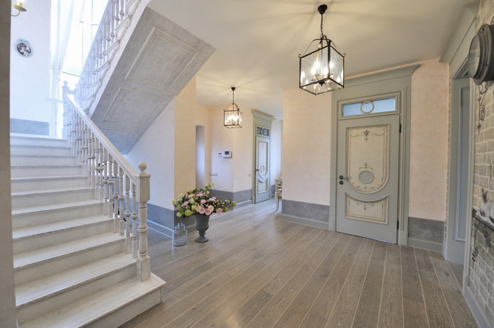 trap in het interieur van een huis in Proven?aalse stijl