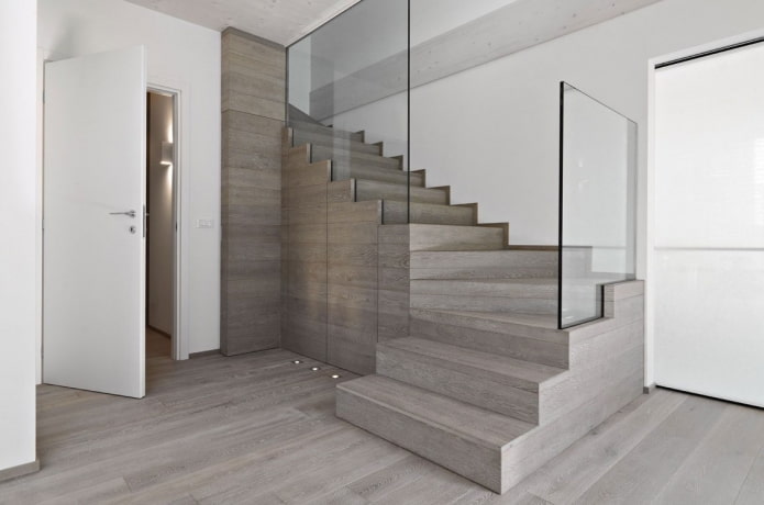 Kleurenschema van de trap in het interieur van het huis