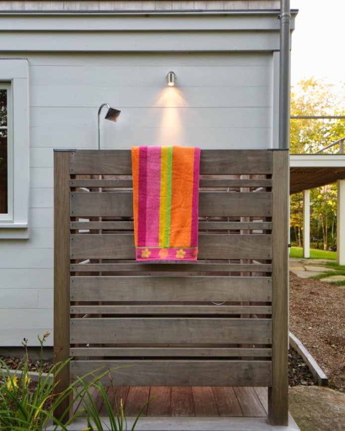 houten douche buiten het huis