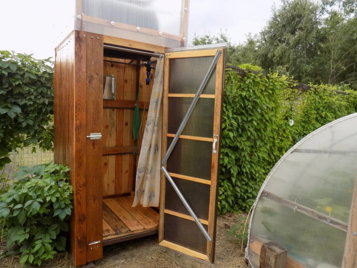 zomer houten douche op de datsja
