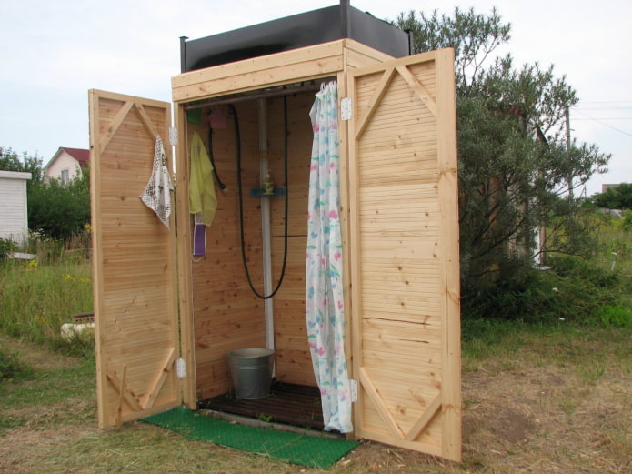 houten douche in de tuin