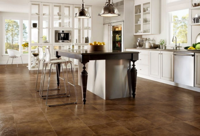 linoleum onder de tegels in het keukeninterieur