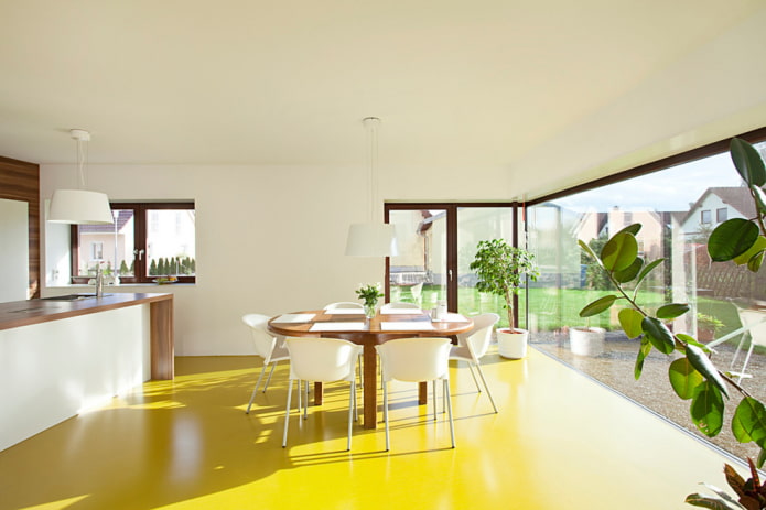 geel linoleum in het keukeninterieur