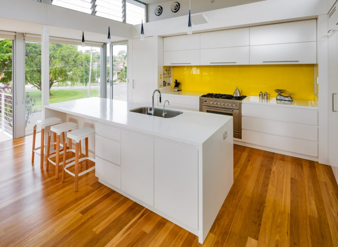 linoleum onder het laminaat in het keukeninterieur