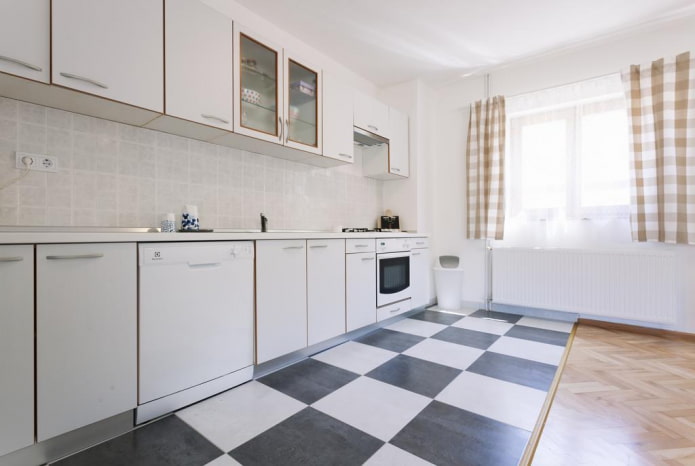 gecombineerde vloer in het keukeninterieur