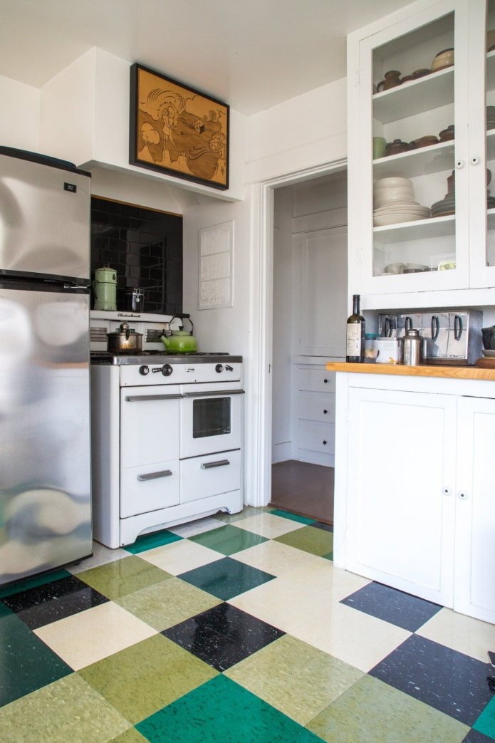 linoleum met geometrische patronen in de keukeninterieur