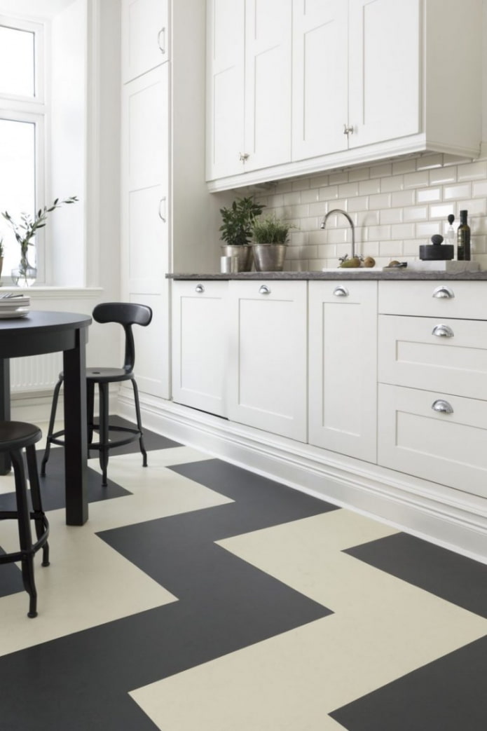 linoleum met geometrische patronen in het keukeninterieur