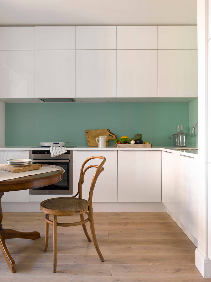 linoleum op de muur in het keukeninterieur
