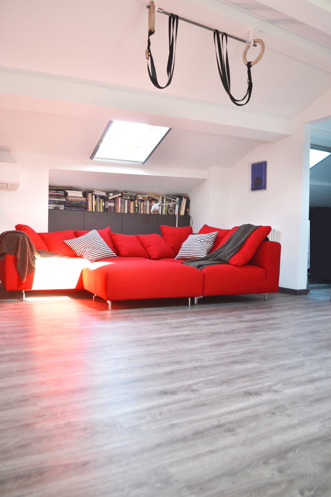 grijs linoleum met imitatielaminaat in het interieur