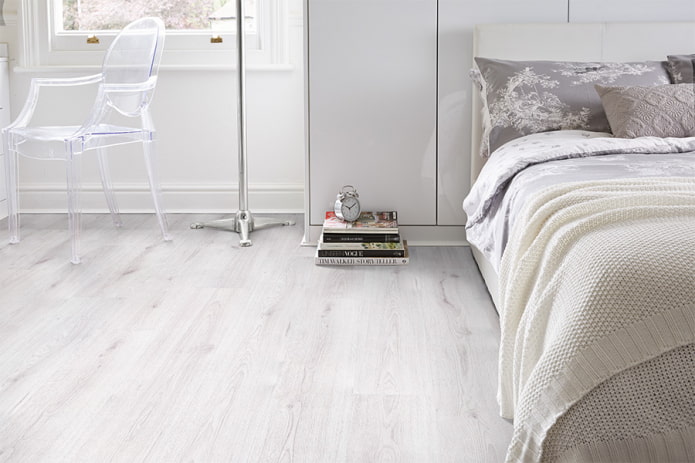 wit linoleum met imitatielaminaat in het interieur