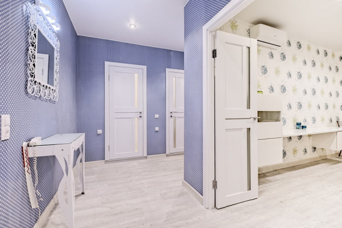 wit linoleum met imitatielaminaat in het interieur