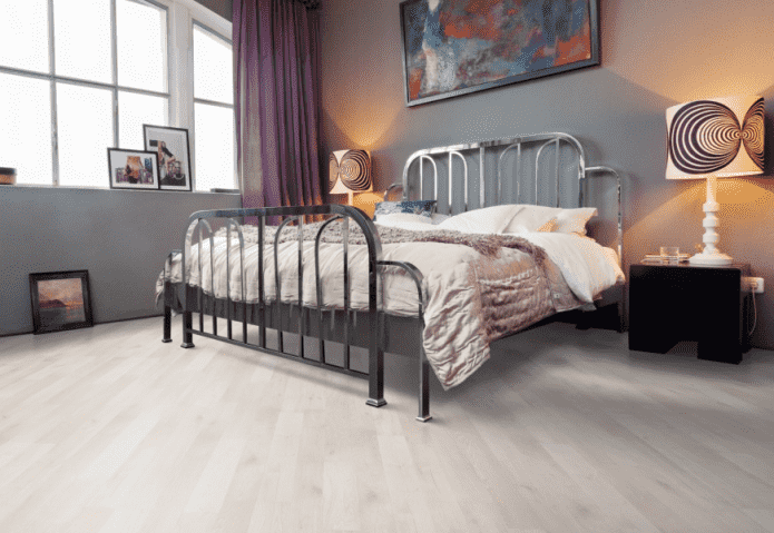 wit linoleum met imitatielaminaat in het interieur