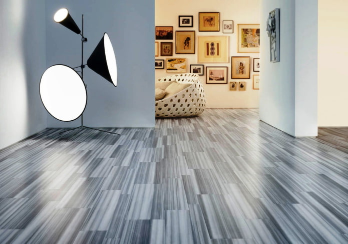 grijsblauw linoleum met imitatie van laminaat in het interieur