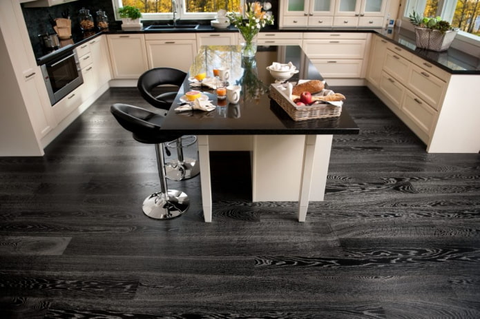 zwart linoleum met imitatielaminaat in het interieur