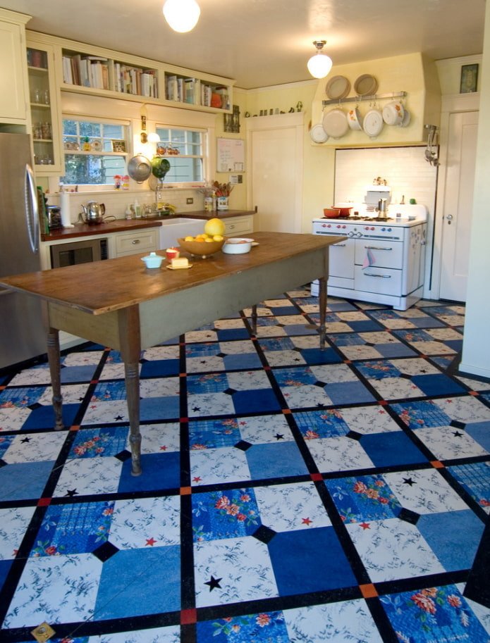 Blauwe patchwork op de vloer