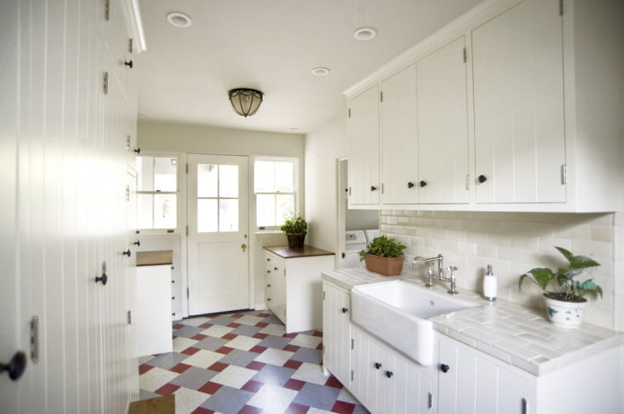 Witte keuken met gekleurde vloer