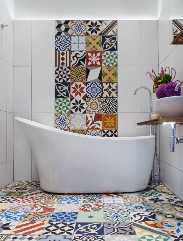 Badkamer met veelkleurig linoleum