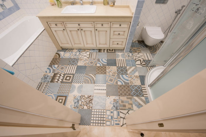 linoleum onder patchworktegels in de badkamer