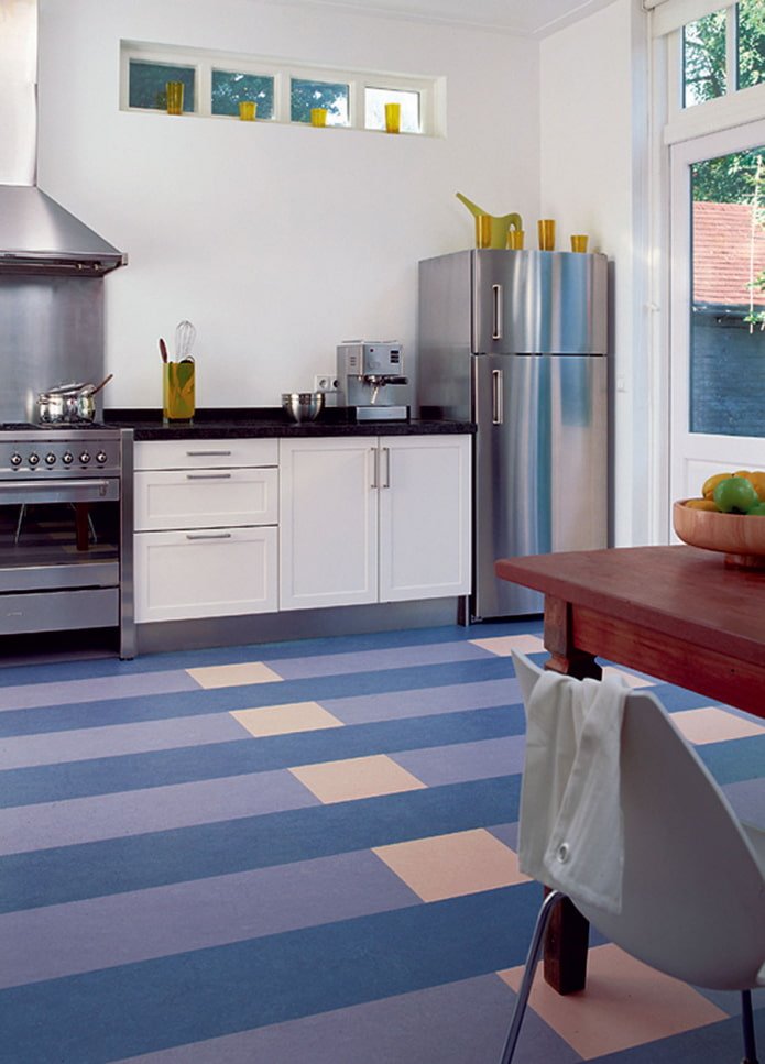 gekleurd linoleum in het keukeninterieur