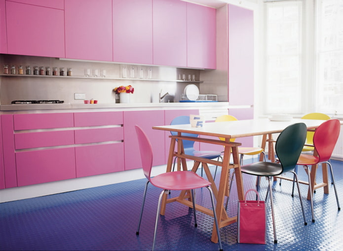 paars linoleum in het interieur