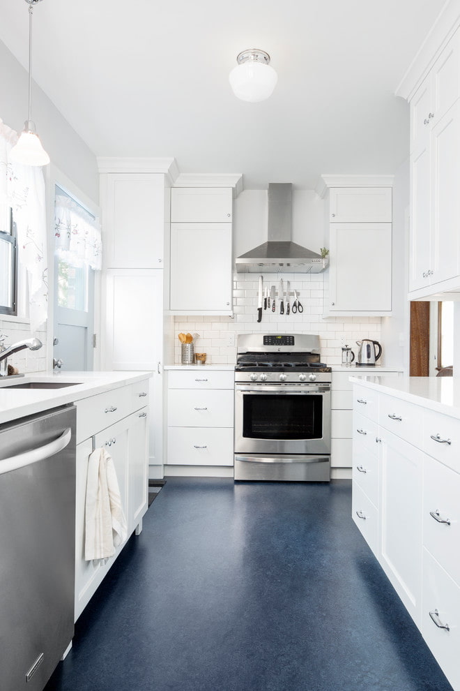 blauw linoleum in het interieur