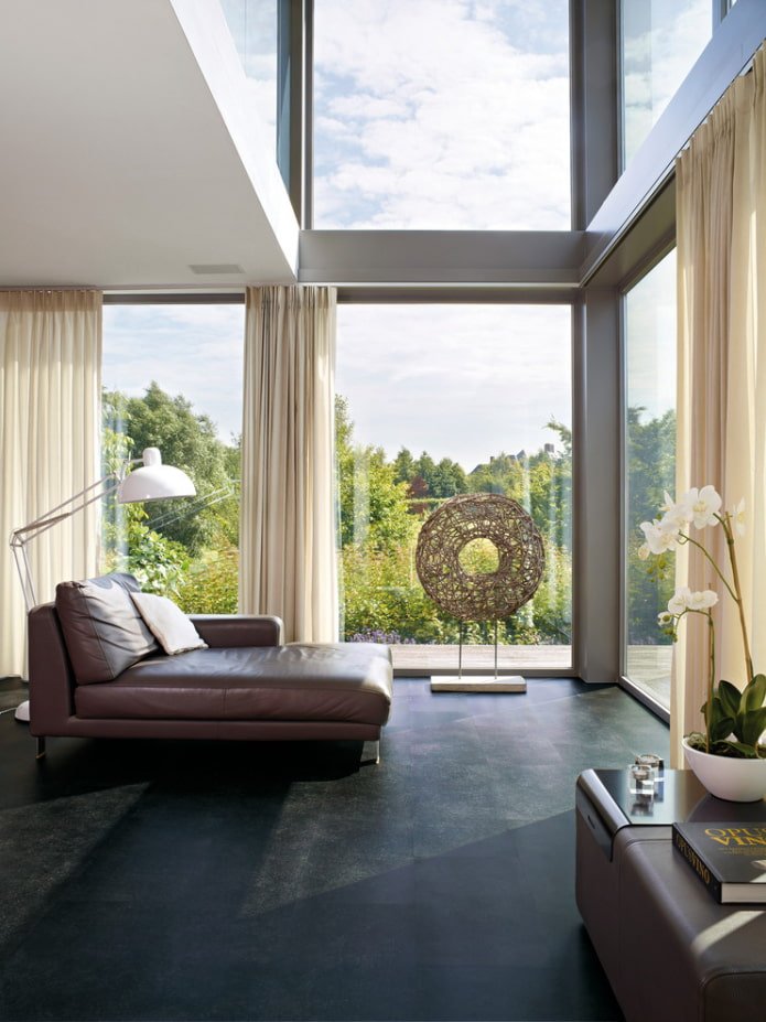 zwart linoleum in het interieur