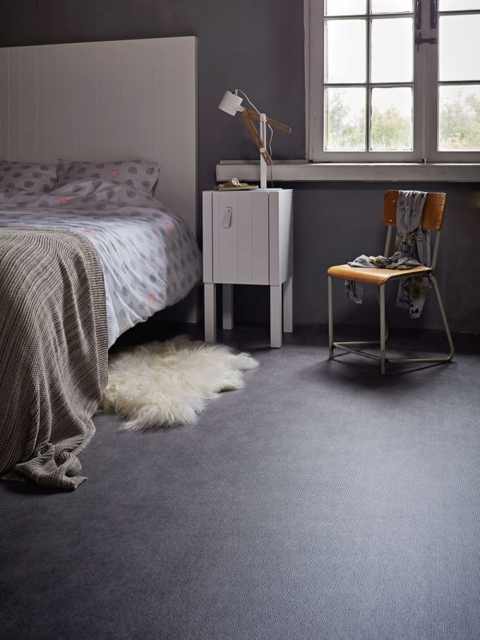 donker linoleum in het interieur