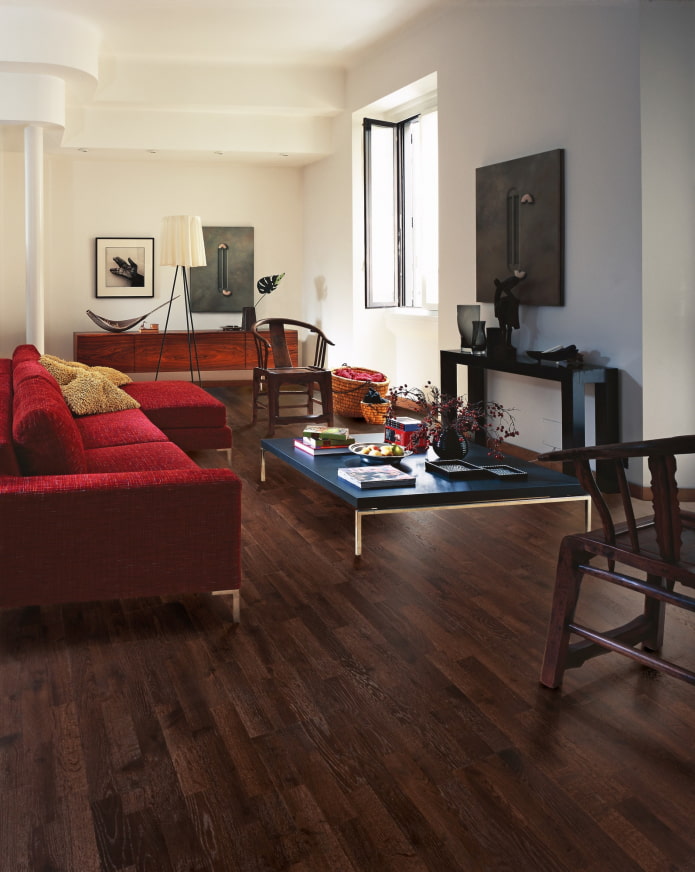 wengekleurig linoleum in het interieur