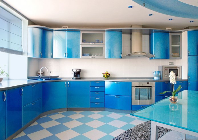 wit en blauw linoleum in de keuken